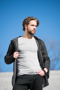 Sakal ve saç kesimi gri tshirt ayakta adam