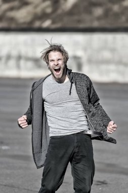 Adam kızgın yüzü açık havada sportif giysiler içinde bağırarak