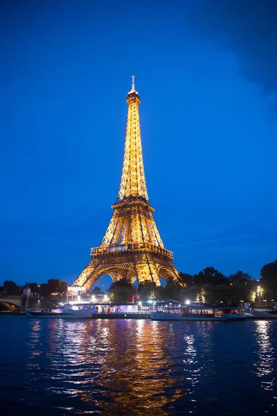 Eiffeltoren bij zonsondergang in Parijs, Frankrijk. Romantische reizen achtergrond. — Stockfoto