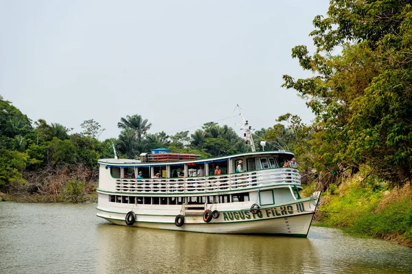 Bateau blanc avec passagers sur le pont flottant sur la rivière — Photo