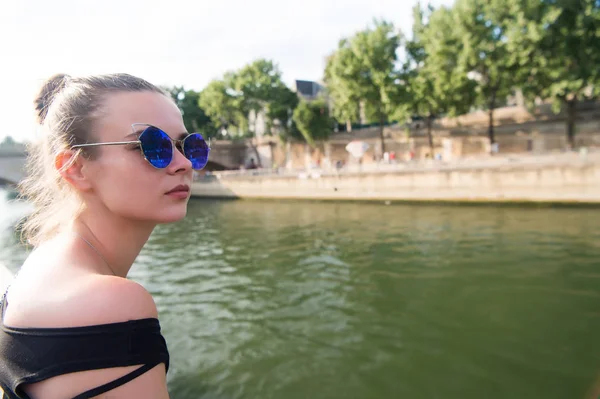 Chica en la orilla del río en París, Francia —  Fotos de Stock