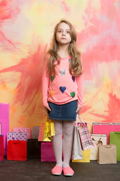 Mała dziewczynka z torbą na zakupy. — Zdjęcie stockowe