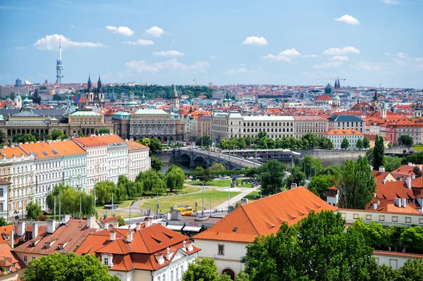 Panorama över Prag med blå himmel — Stockfoto