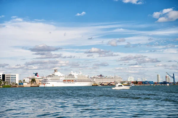Роскошный корабль с белым морем или океанским лайнером в городской гавани — стоковое фото