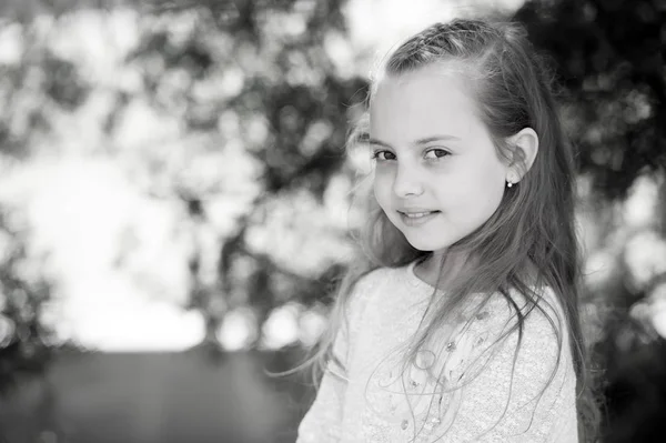Портрет милої маленької щасливої дівчинки принцеси — стокове фото