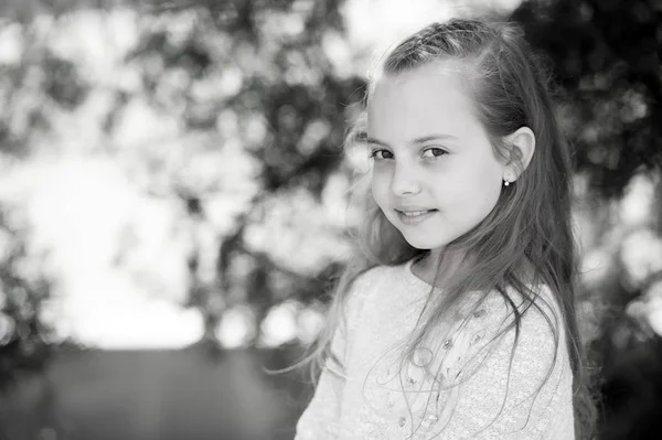 Retrato de una encantadora princesita feliz — Foto de Stock