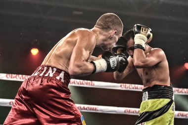 Kimliği belirsiz bir boksörler sıralaması için kavga sırasında halka