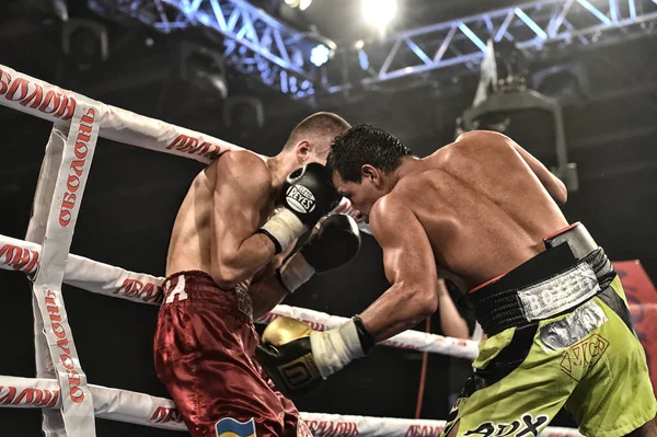 Een niet-geïdentificeerde boksers in de ring tijdens gevecht voor ranking punten — Stockfoto