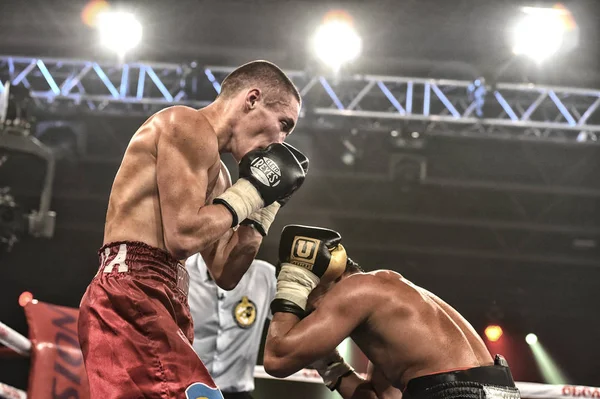 Kimliği belirsiz bir boksörler sıralaması için kavga sırasında halka