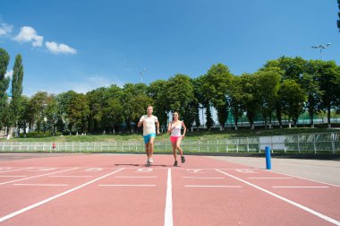 Erkek ve kadın güneşli açık mavi gökyüzü üzerinde.