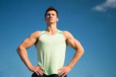 Güneşli yeşil tshirt atlet