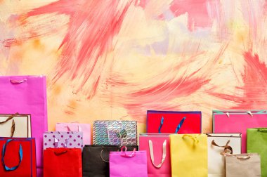 Dekorasyon ve renkli arka plan üzerinde geçerli paketin.