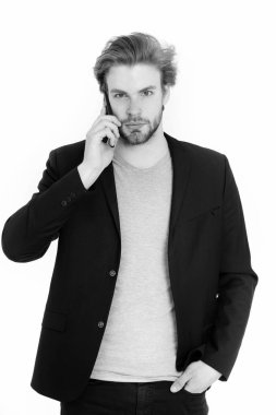 hareket eden telefon aygıt kullanarak resmi ceket ile genç sakallı adam