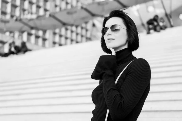 Chica en gafas de moda al aire libre. — Foto de Stock