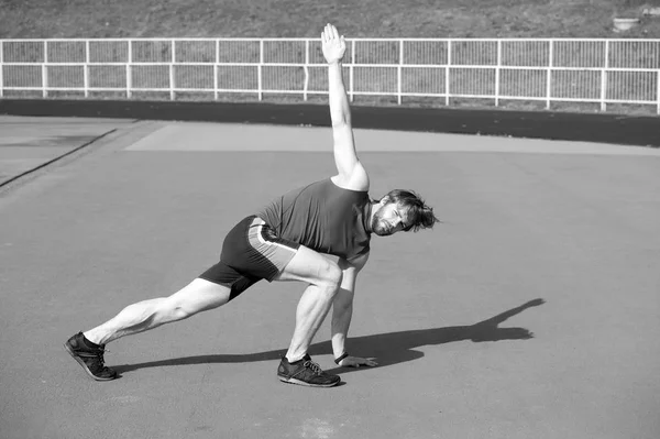 Αθλητική γενειοφόρος άνδρας με μυώδες σώμα κάνει ασκήσεις — Φωτογραφία Αρχείου