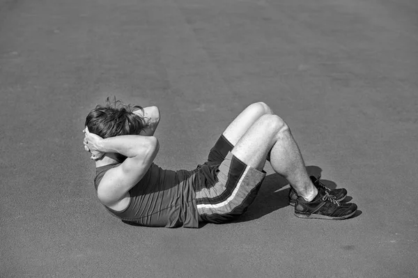 Atletische bebaarde man met gespierd lichaam doen oefeningen voor abdo — Stockfoto