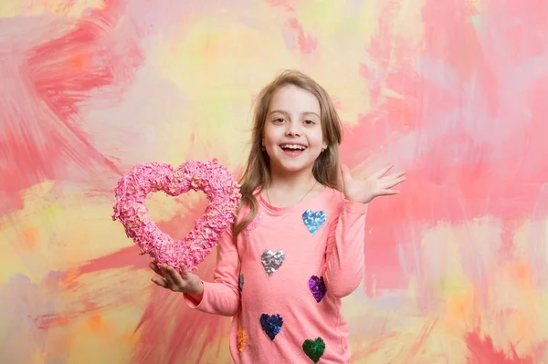 Dekoratív szerelmes szívvel gyerek. — Stock Fotó