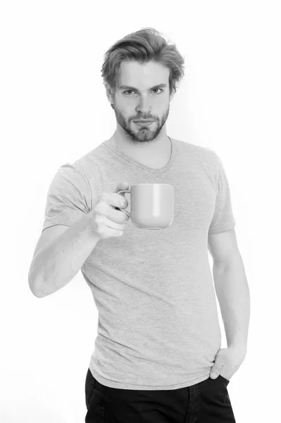 Офисный мужчина держит чашку кофе в руке — стоковое фото