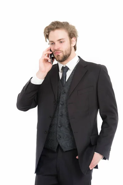 Mann im formellen Outfit mit Handy. — Stockfoto