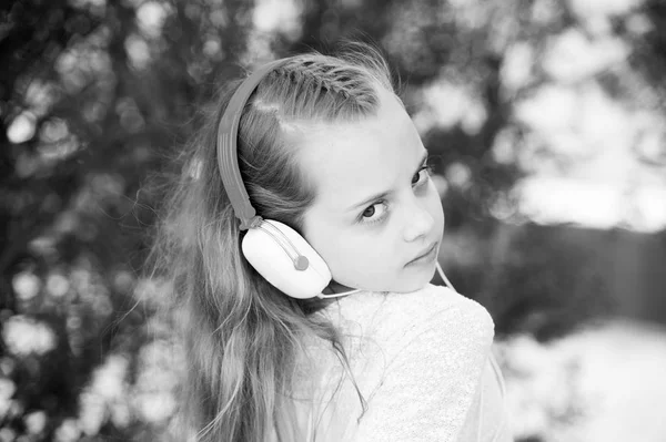 Söt liten flicka njuter av musik med hörlurar — Stockfoto