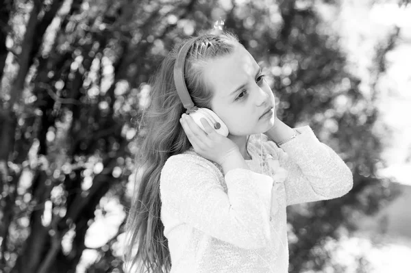 Roztomilé holčička těší hudbu pomocí sluchátek — Stock fotografie