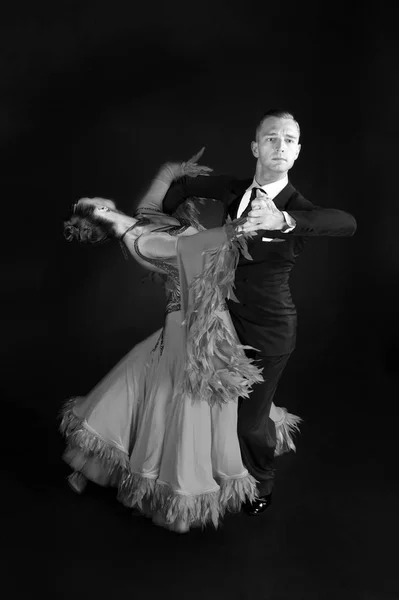 Ballrom pareja de baile en una pose de baile aislado sobre fondo negro —  Fotos de Stock