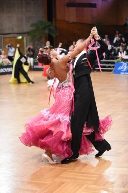 Alman Açık Şampiyonası 'nda Grand Slam Standart sırasında dans eden kimliği belirsiz bir çift.