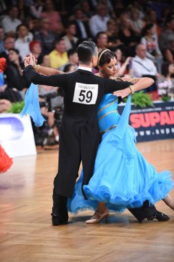 Alman Açık Şampiyonası 'nda Grand Slam Standart sırasında dans eden kimliği belirsiz bir çift.