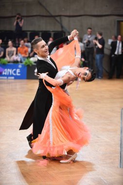 Alman Açık Şampiyonası 'nda Grand Slam Standart sırasında dans eden kimliği belirsiz bir çift.