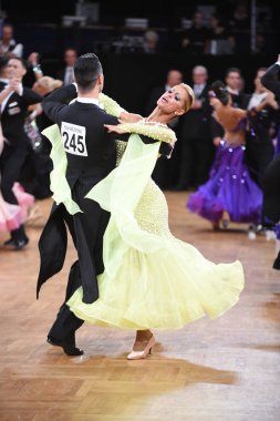 Alman Açık Şampiyonası 'nda Grand Slam Standart sırasında dans eden kimliği belirsiz bir çift.