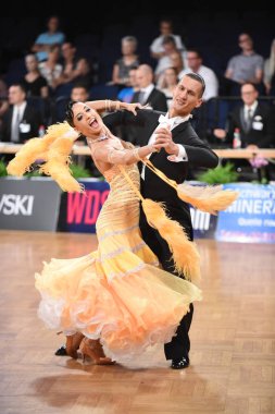 Alman Açık Şampiyonası 'nda Grand Slam Standart sırasında dans eden kimliği belirsiz bir çift.