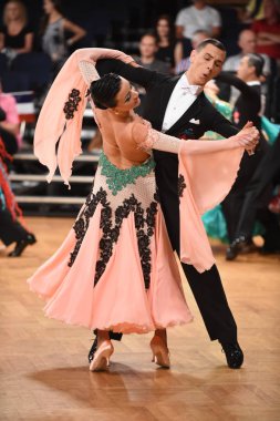 Alman Açık Şampiyonası 'nda Grand Slam Standart sırasında dans eden kimliği belirsiz bir çift.