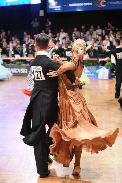 An unidentified dance couple in a dance pose during Grand Slam Standart at German Open Championship — Stock Photo, Image