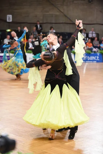 Un couple de danse non identifié dans une pose de danse pendant le Grand Chelem Standart au Championnat d'Allemagne Ouvert — Photo