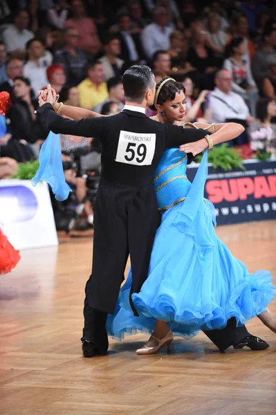 Um casal de dança não identificado em uma pose de dança durante o Grand Slam Standart no Campeonato Aberto Alemão — Fotografia de Stock