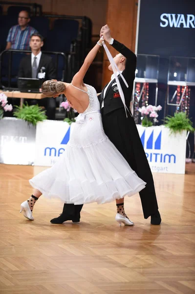 Una pareja de baile no identificada en una pose de baile durante el Grand Slam Standart en el Campeonato Abierto de Alemania —  Fotos de Stock