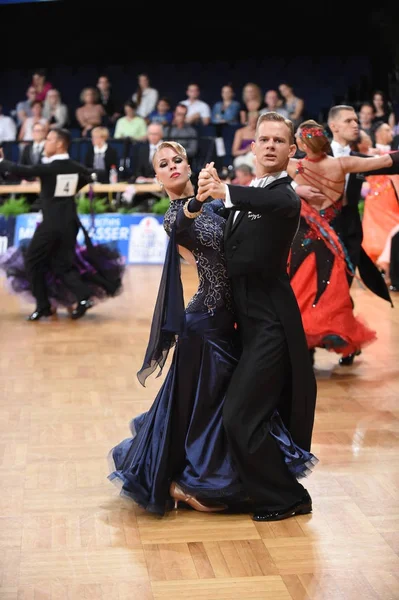 Un couple de danse non identifié dans une pose de danse pendant le Grand Chelem Standart au Championnat d'Allemagne Ouvert — Photo