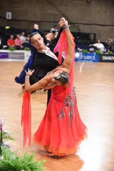 Una pareja de baile no identificada en una pose de baile durante el Grand Slam Standart en el Campeonato Abierto de Alemania —  Fotos de Stock