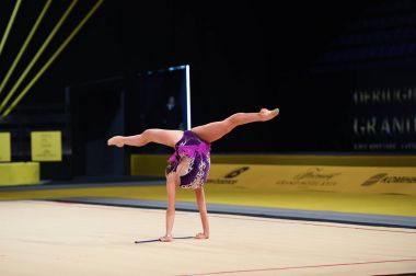 jimnastikçi kız gerçekleştirmek Ritmik Jimnastik Yarışması'nda