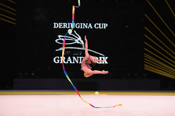 Turnerinnen treten bei Wettkampf der rhythmischen Sportgymnastik auf — Stockfoto