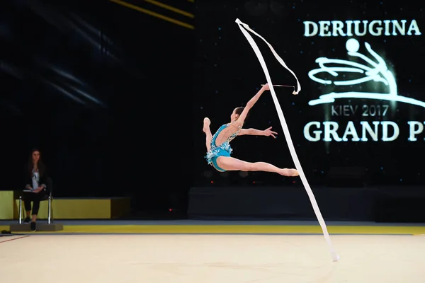 Gymnast girl perform at rhythmic gymnastics competition — Stock Photo, Image