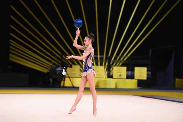 Gymnast girl perform at rhythmic gymnastics competition — Stock Photo, Image