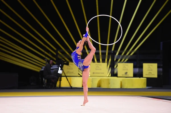 Turnerinnen treten bei Wettkampf der rhythmischen Sportgymnastik auf — Stockfoto