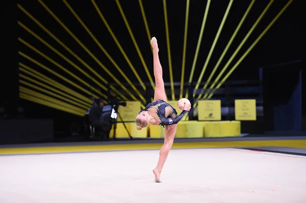 Turnerinnen treten bei Wettkampf der rhythmischen Sportgymnastik auf — Stockfoto