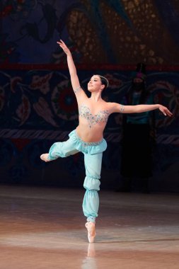 Bale dansçısı balerin bale sırasında Corsar