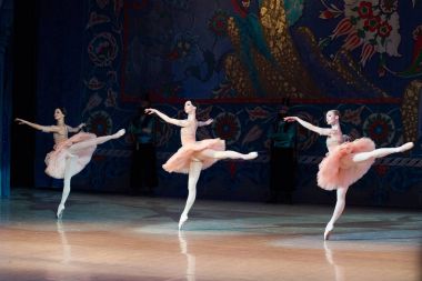 Bale dansçısı balerin bale sırasında Corsar