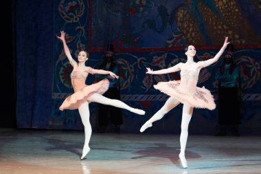 Bale dansçısı balerin bale sırasında Corsar