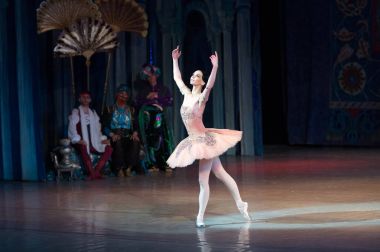 Bale dansçısı balerin bale sırasında Corsar