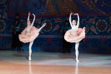 Bale dansçısı balerin bale sırasında Corsar