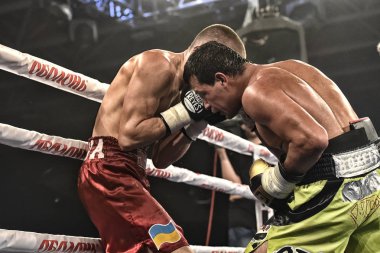 Kimliği belirsiz bir boksörler sıralaması için kavga sırasında halka